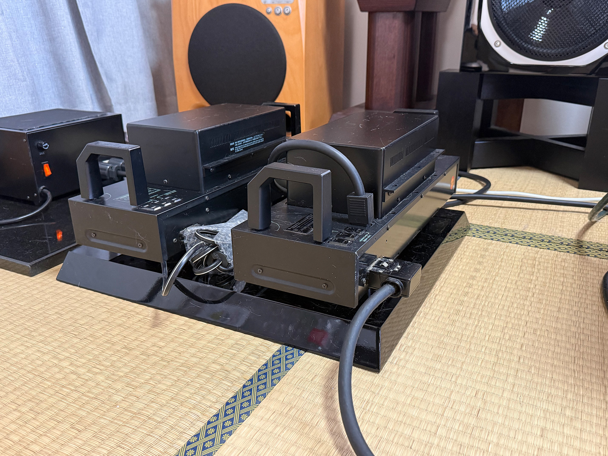 電源ユニットは制振材の上に置かれる